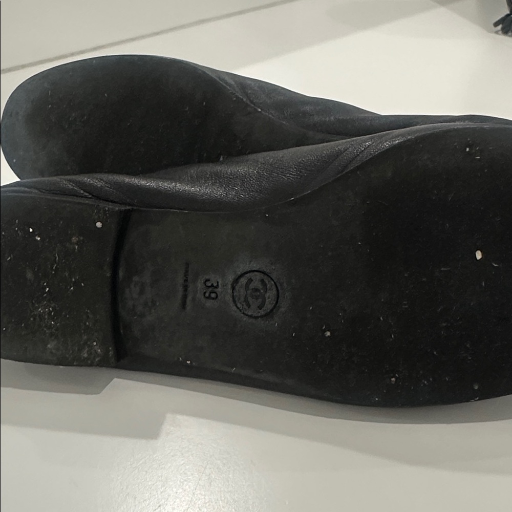 CHANEL Black Leather Ballerina
Flat with Patent Tow and Bow - Picture 10 of 16